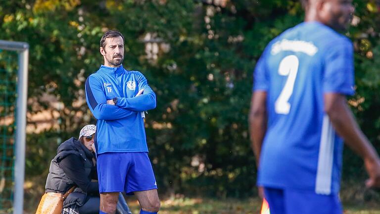 Thomas Finger (rechts) bleibt über die aktuelle Saison hinaus Trainer der SG Randersacker.