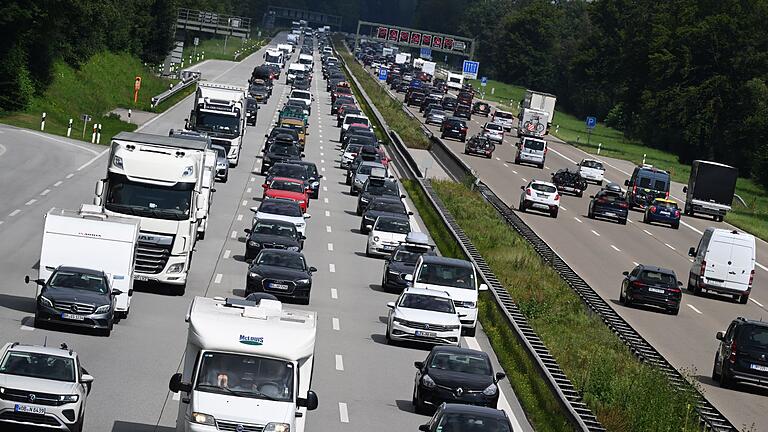 ADAC erwartet heftiges Stau-Wochenende       -  Am ersten Ferienwochenende in Bayern staut es sich vierlerorts. So auch auf der A8. (Archivbild)