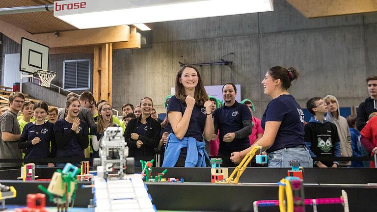 Der Roboter kommt auf der Brücke zum Stillstand, die Flagge ist gehisst: Jubel bricht aus beim Mädels-Team 'U-Robot' von der St.-Ursula-Schule.