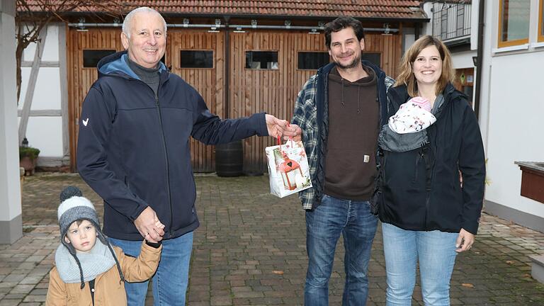 Triefensteins ehemaliger Bürgermeister Norbert Endres übergab 500 Euro, die er eigentlich für seinen Ausstand im Rathaus ausgeben wollte, an Jonas und Marina Sebastian aus Dernau. Zur Übergabe kam auch Endres' Enkel Emil. Triefensteins ehemaliger Bürgermeister Norbert Endres übergab 500 Euro, die er eigentlich für seinen Ausstand im Rathaus ausgeben wollte, an Jonas und Marina Sebastian aus Dernau. Zur Übergabe kam auch Endres' Enkel Emil.