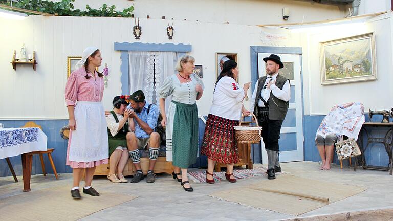 Während Genoveva (Martina Kneuer) und Simmerl (Udo Busch) turteln, sehen sich Wally (Birgit Amling, zweite von links) und Johann (Christian Ziegler) den Anschuldigungen der Rumtrager-Resi (Christine Krug) ausgesetzt. Annamirl (Bettina Fößel) kann nur atemlos zuhören. Während Genoveva (Martina Kneuer) und Simmerl (Udo Busch) turteln, sehen sich Wally (Birgit Amling, zweite von links) und Johann (Christian Ziegler) den Anschuldigungen der Rumtrager-Resi (Christine Krug) ausgesetzt. Annamirl (Bettina Fößel) kann nur atemlos zuhören.