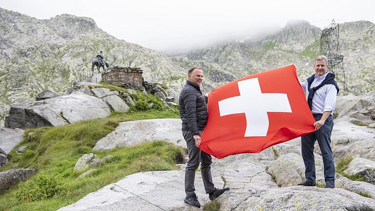 Wahlkampf in der Schweiz.jpeg       -  SVP-Chef Marco Chiesa im Wahlkampf. Die Schweizerische Volkspartei ist der Sieger der Parlamentswahl am Sonntag.