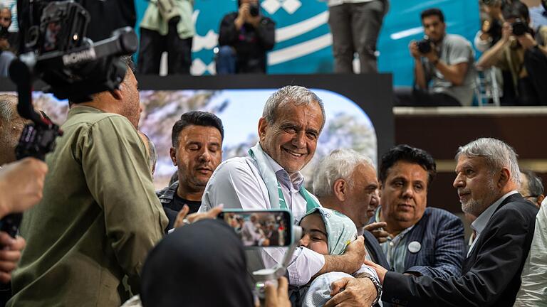 Präsidentenwahl im Iran - Peseschkian hat bereits Politikerfahrung. Unter dem Reformer Chatami war er Gesundheitsminister. (Archivbild) Präsidentenwahl im Iran - Peseschkian hat bereits Politikerfahrung. Unter dem Reformer Chatami war er Gesundheitsminister. (Archivbild)
