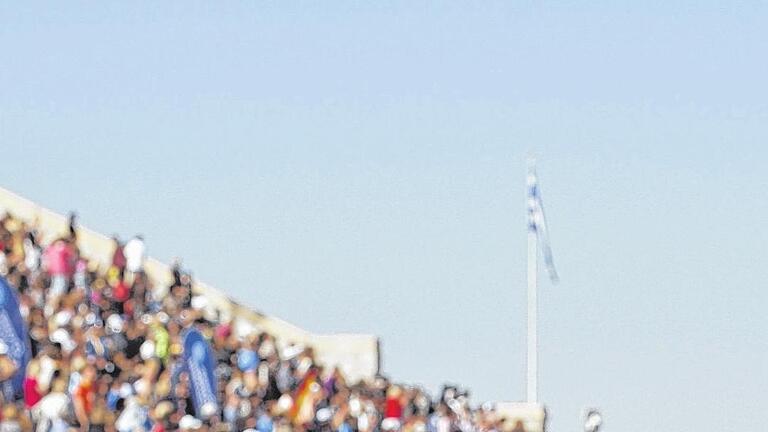 Mit dem Olivenzweig in der Hand ins Stadion: Lothar Wolz aus Estenfeld war beim Athen-Marathon im Jahr 2010 dabei, genau 2500 Jahre nach der Schlacht von Marathon &ndash; sein emotionalster Lauf, wie der heute 74-Jährige sagt.