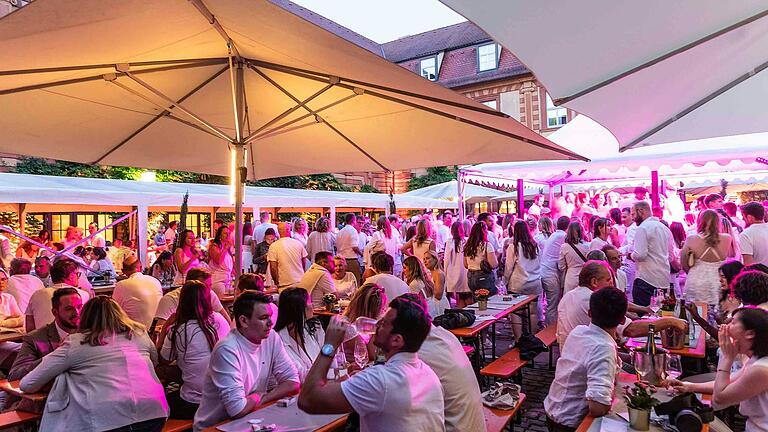 Die 'White Party' beim Hofschoppenfest im Bürgerspital bildet immer einen starken Anziehungspunkt für die Besucherinnen und Besucher. In diesem Jahr ist sie am Montag, 17. Juni. Die 'White Party' beim Hofschoppenfest im Bürgerspital bildet immer einen starken Anziehungspunkt für die Besucherinnen und Besucher. In diesem Jahr ist sie am Montag, 17. Juni.