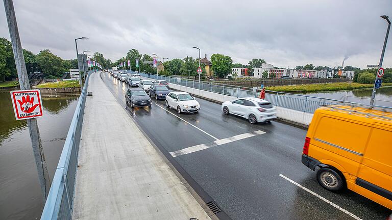 Aufgrund der Sperrung der Bundesstraße 286 fahren derzeit viele Autofahrerinnen und Autofahrer alternativ durch Sennfeld über die Maxbrücke nach Schweinfurt.