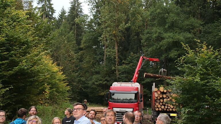 Holz abgefahren wurde in der Abteilung 'Eisengrube', der letzten Station des Waldbegangs.       -  Holz abgefahren wurde in der Abteilung 'Eisengrube', der letzten Station des Waldbegangs.