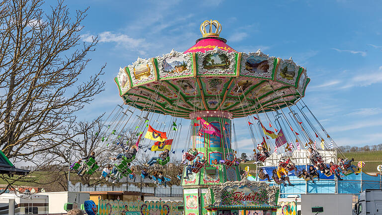 Frühjahrsvolksfest       -  Zahlreiche Menschen besuchen am Samstag (18.03.23) das Frühjahrsvolksfest auf der Talavera in Würzburg.