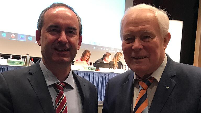 Der Chef der Freien Wähler - und der Ehrenvorsitzende: Über Hubert Aiwangers (links) jüngste Äußerungen ist Armin Grein wenig glücklich. Das Bild zeigt die Politiker beim Bundesparteitag 2019 in Würzburg. Der Chef der Freien Wähler - und der Ehrenvorsitzende: Über Hubert Aiwangers (links) jüngste Äußerungen ist Armin Grein wenig glücklich. Das Bild zeigt die Politiker beim Bundesparteitag 2019 in Würzburg.