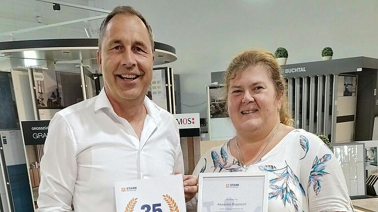 Das Foto zeigt Andreas Schanbacher, Niederlassungsleiter Raab Karcher Lohr, der Alexandra Rupprecht zu ihrem 35-jährigen Dienstjubiläum gratuliert. Das Foto zeigt Andreas Schanbacher, Niederlassungsleiter Raab Karcher Lohr, der Alexandra Rupprecht zu ihrem 35-jährigen Dienstjubiläum gratuliert. 