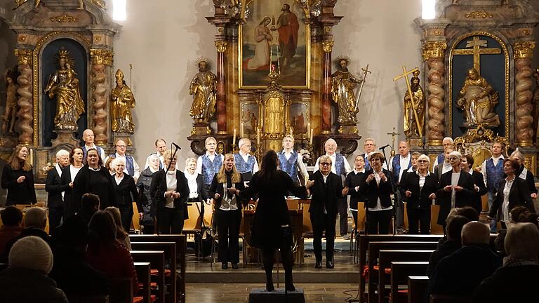 Der Projektchor des MGV-Karlburg beim Konzert in der Kirche.