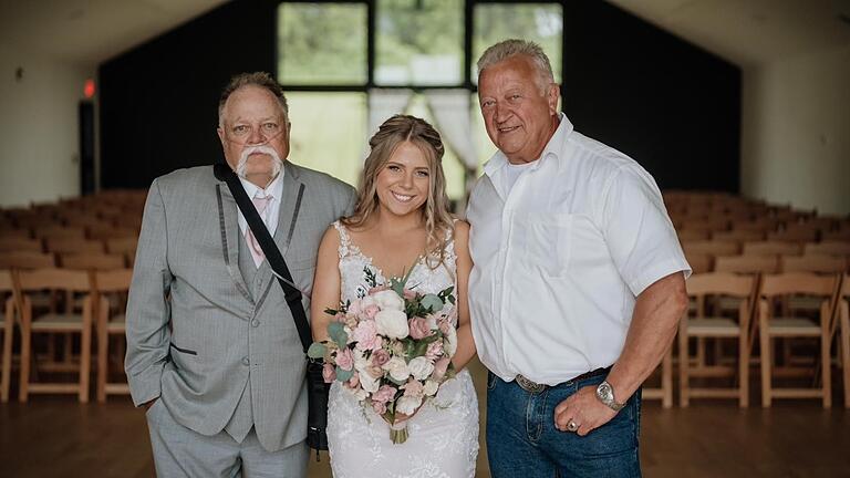 Die beiden Freunde und auch ihre Familien sind eng verbunden. So weilte Hans Postler im Mai dieses Jahres zum Beispiel zur Hochzeit von Corey Flaggs Tochter Shelley in den USA.