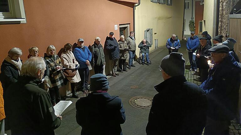 Rund zwei Dutzend Menschen kamen vor der ehemaligen Synagoge zusammen, um sich der Ereignisse dieses Tags im Jahr 1938 zu erinnern.