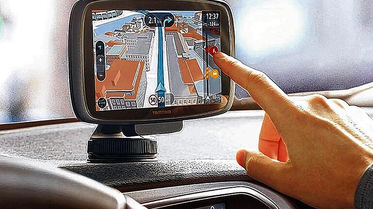 Fingerzeig: Immer häufiger ersetzen das Smartphone und entsprechende Apps eigenständige Navigationsgeräte. Ein &bdquo;richtiges&ldquo; Navi wie auf dem Foto bietet oft Zusatzfunktionen, verfügt über ein größeres Display und verbraucht weniger Strom.