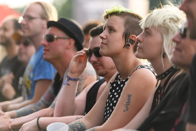 Fans beim Mission Ready-Festival am Flugplatz in Giebelstadt.&nbsp;