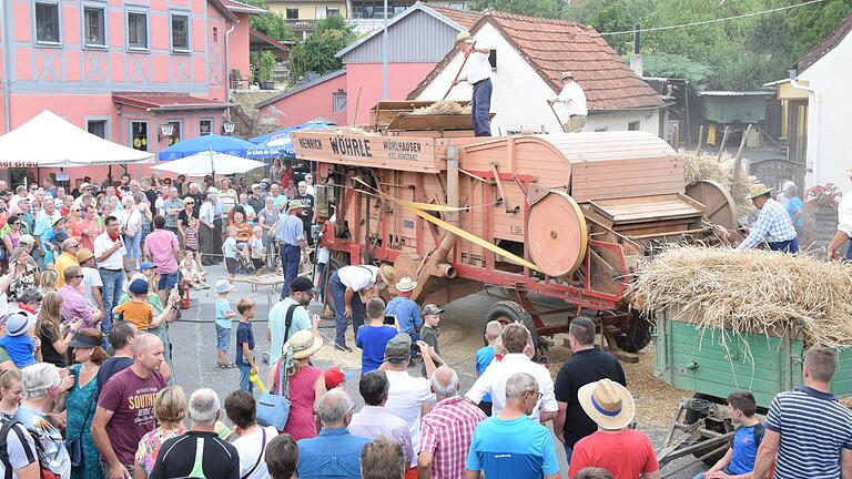 Die Vorführung an der Dreschmaschine zeigte, dass Ernte – trotz allen technischen Fortschritts– ein hartes Stück Arbeit war.