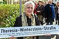 Aus der Hermann-Zilcher-Straße wird die Theresia-Winterstein-Straße: Für Theresia Wintersteins Tochter Rita Prigmore war es ein bewegender Moment, als sie das Schild mit dem Namen ihrer Mutter in den Händen hielt.