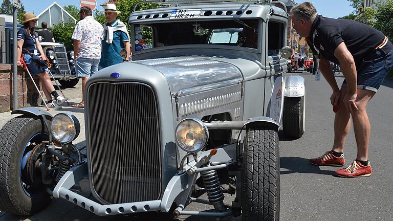 Ein echter Hingucker: der Ford, Modell A Pick Up, Baujahr: 1934 mit Holger Hanle aus Neckartenzlingen&nbsp; und Sabine Rommel (Leinfelden-Echterdingen) an Bord.