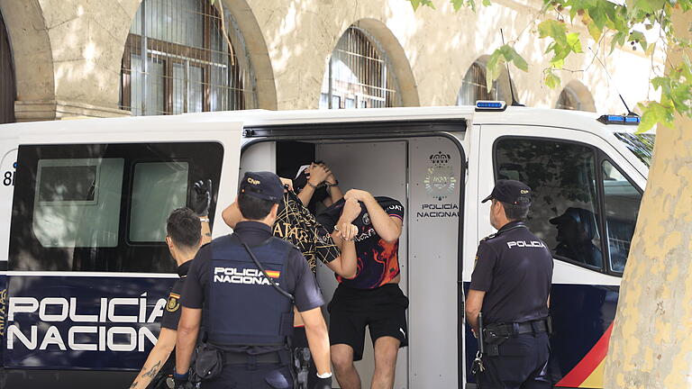 Vorwurf der Vergewaltigung auf Mallorca.jpeg       -  Seit Mitte Juli sitzen fünf Deutsche in Untersuchungshaft, weil sie an der „Ballermann“-Partymeile Playa de Palma eine 18-jährige deutsche Touristin nach durchzechter Nacht missbraucht haben sollen.