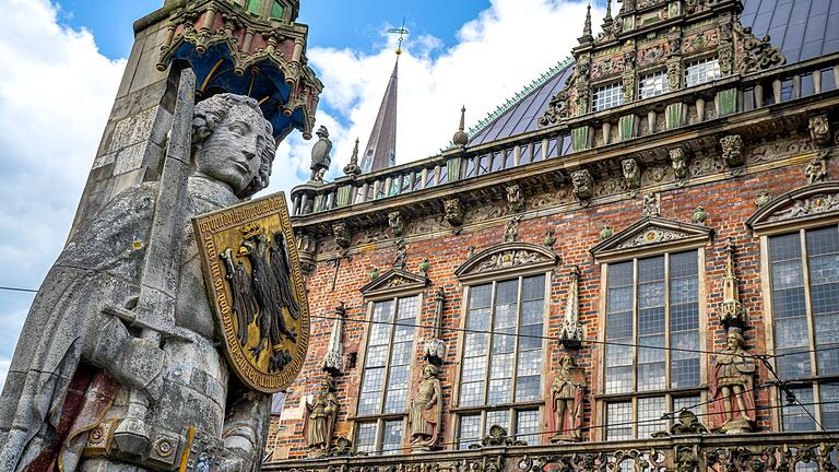 Bremen       -  Der Roland vor dem Bremer Rathaus. (Archivbild)