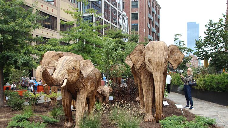 Elefanten-Statuen marschieren für Naturschutz durch New York       -  Elefanten-Statuen in New York.