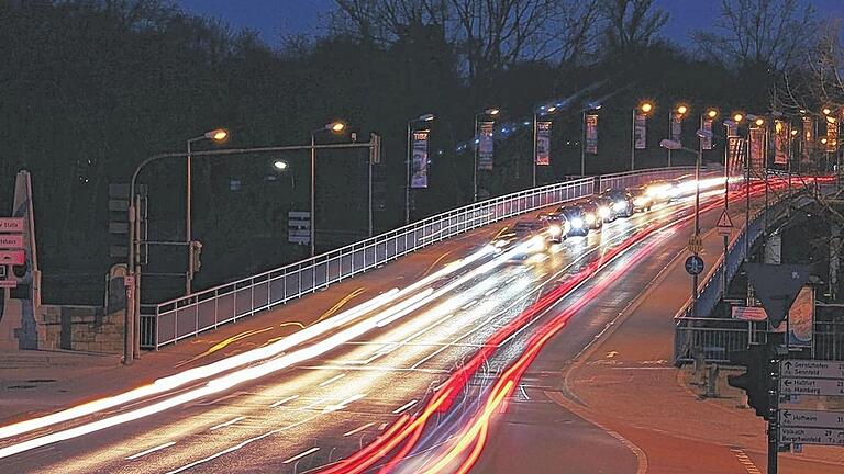 Verschwimmende Bewegungen: Die Schweinfurter Maxbrücke kunstvoll in der Nacht fotografiert.