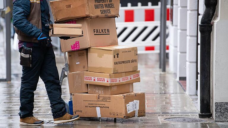 Harte Arbeit für meist wenig Lohn: Paketzusteller sind in der Weihnachtszeit besonders gefragt.