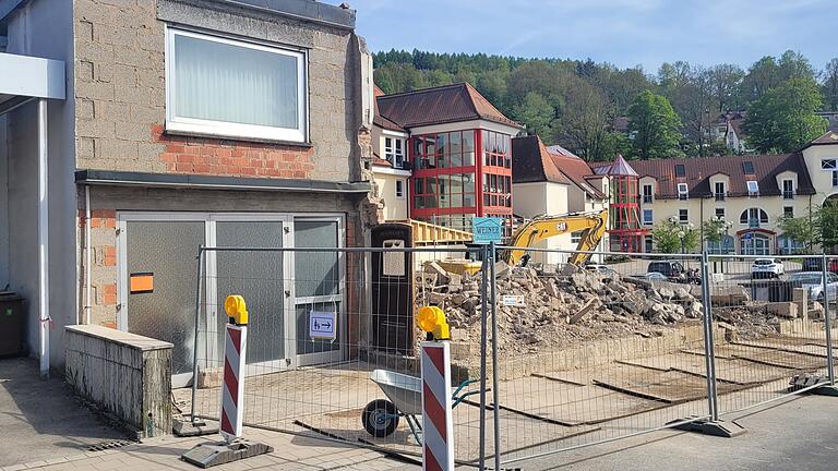 Abriss von Kuhn-Haus in Sinnaustraße Bad Brückenau       -  Nur noch wenig war am Dienstagnachmittag vom maroden Kuhn-Haus in der Sinnaustraße zu sehen. Mit ihm geht eine interessante Geschichte.