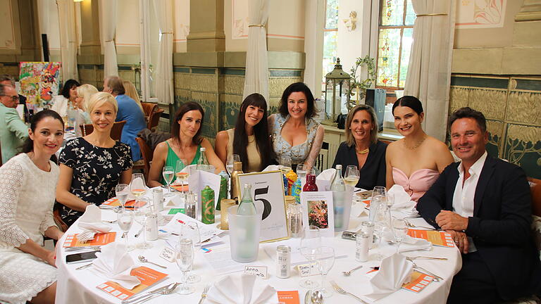 Charity Lunch Bad Kissingen Kissinger Sommer 2024       -  Dorothee Bär, Kuratoriumsvorsitzende des Kissinger Sommers (Bildmitte im Dirndl) am Tisch der Bad Kissinger Gäste.
