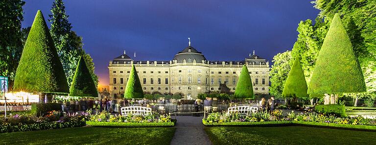 Das Hofgartenweinfest hat mit der Residenz als Kulisse im Hintergrund ein ganz besonderes Flair.