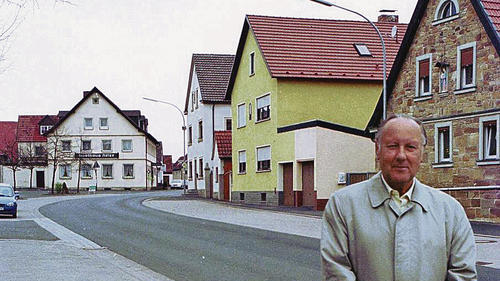 Gerhard Wagner auf Spurensuche in Herlheim. Im Ortszentrum, wo heute das Gasthaus „Zum Adler“ (links) steht, soll der große Minnesänger ein Kirchenlehen besessen haben. Gerhard Wagner auf Spurensuche in Herlheim. Im Ortszentrum, wo heute das Gasthaus „Zum Adler“ (links) steht, soll der große Minnesänger ein Kirchenlehen besessen haben.