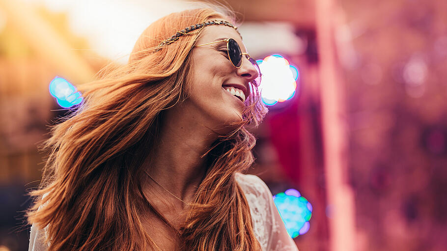 Festival-Hochzeit       -  Eine Sonnenbrille für die Braut? Bei einer Festival-Hochzeit gehört sie definitiv dazu.