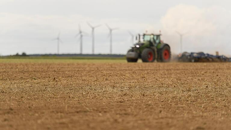 Ein abgeerntetes Feld bei Prosselsheim im nördlichen Landkreis Würzburg.