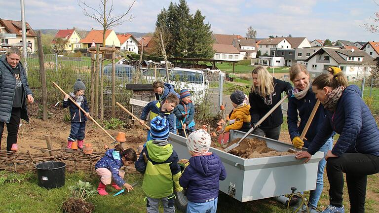 Eltern und Kinder schaufelten frische Erde in den Natur- und Insektenbereich.       -  Eltern und Kinder schaufelten frische Erde in den Natur- und Insektenbereich.