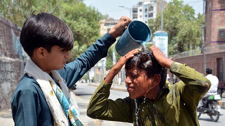 Hitzewelle in Pakistan       -  Wegen extrem hoher Temperaturen um die 50 Grad Celsius haben die Behörden Pakistans am Montag eine Hitzewarnung für Schwangere und ältere Menschen ausgesprochen. Foto-Archiv