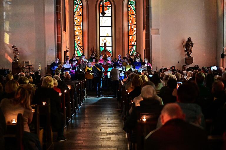Der Ökumenische Singkreis Burgsinn hinterließ mit einem dynamischen Auftritt bei der ökumenischen Kirchennacht in Burgsinn Eindruck. Der Ökumenische Singkreis Burgsinn hinterließ mit einem dynamischen Auftritt bei der ökumenischen Kirchennacht in Burgsinn Eindruck.
