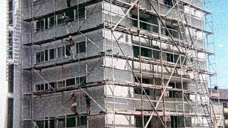 Aus dem Steigerwald waren die Stangen für das Gerüst am &bdquo;Hochhaus&ldquo; der Wohnungsbaugenossenschaft in der Berliner Straße 1 in Gerolzhofen geholt worden.