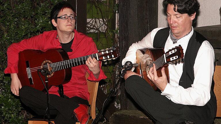 Das Duo &bdquo;Café del Mundo&rdquo;, hier bei einem Auftritt in Marktheidenfeld vor fünf Jahren, spielt am Sonntagabend im Stadtgärtchen: Alexander Kilian (links) und Jan Pascal.