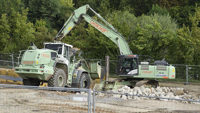 Mit einem Bagger tragen Mitarbeiter einer Spezialfirma auf dem ehemaligen Gelände der Firma Bayla in Heidingsfeld mit Schadstoffen belastete Erde ab.&nbsp;