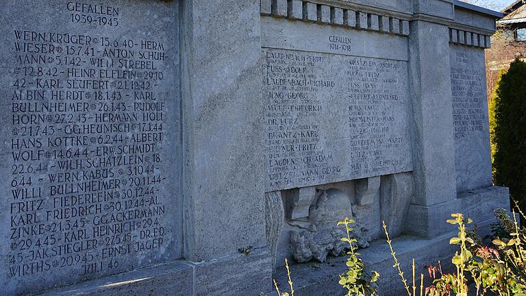 Das Kriegerdenkmal in Geroldshausen (Lkr. Würzburg): Unter den Namen der Gefallenen von 1939 bis 1945 wird in der vorletzten Zeile auch Dr. Eduard Wirths (links unten im Bild) aufgeführt. Wirths ist aber nicht im Krieg gefallen. Er war als leitender KZ-Arzt in Auschwitz mitverantwortlich für den Völkermord.