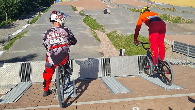 Aaron Beck (rechts) und Pascals Blumhagen (links) beim Training für die deutschen BMX-Meisterschaften in Esselbach am kommenden Wochenende.