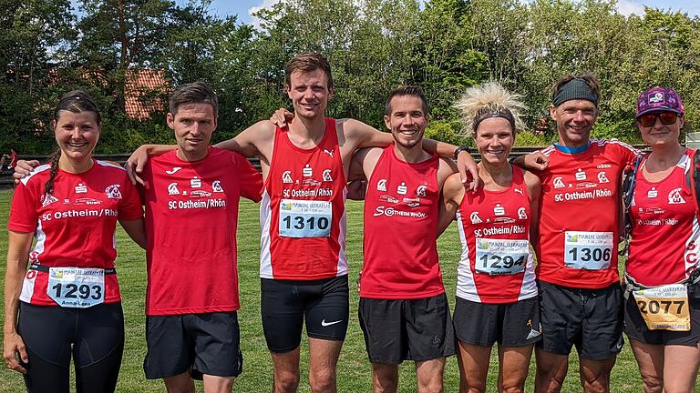 SC Ostheim von links: Anna-Lena Klee, Daniel Richter, Rhys Bishop, Bastian Reukauf, Susi Hassmüller, Klaus Arnold und Antje Weber, die im Rahmenwettbewerb über 13 km an den Start ging.