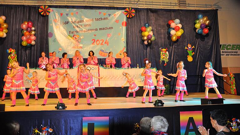Als Barbies kommen die Kinder der Purzelgarde auf die Bühne - ihr Tanz bekommt viel Beifall. Als Barbies kommen die Kinder der Purzelgarde auf die Bühne - ihr Tanz bekommt viel Beifall.