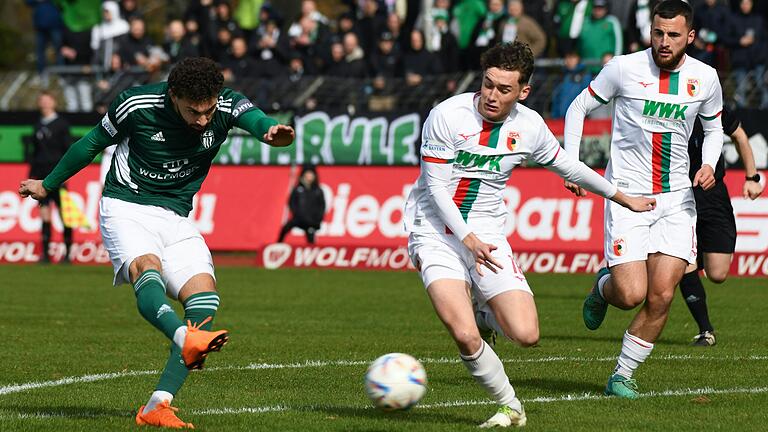 Gleich klingelt's: Der Schweinfurter Taha Aksu (links) versetzt den Augsburger Tobias Horn (Mitte) und vollendet sein Solo mit dem 1:0-Siegtreffer für den FC 05. Gleich klingelt's: Der Schweinfurter Taha Aksu (links) versetzt den Augsburger Tobias Horn (Mitte) und vollendet sein Solo mit dem 1:0-Siegtreffer für den FC 05.