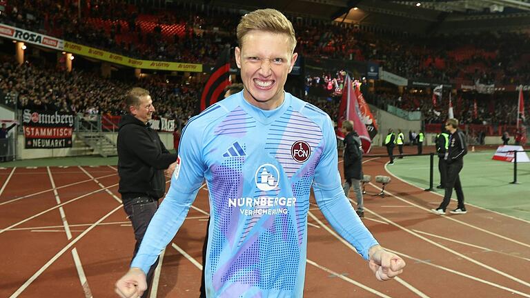 Jan Reichert jubelt nach dem 8:3-Sieg mit dem 1. FC Nürnberg gegen den SSV Jahn Regensburg. Jan Reichert jubelt nach dem 8:3-Sieg mit dem 1. FC Nürnberg gegen den SSV Jahn Regensburg.