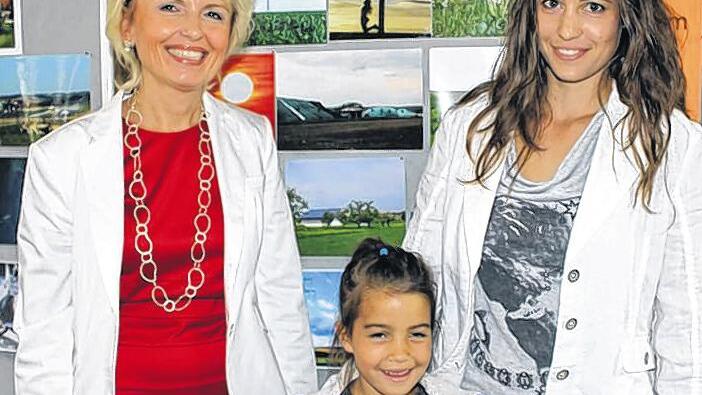 Doppelsieg: Nadine Wagner aus Gnodstadt gewann beim Fotowettbewerb &bdquo;Mit neuer Energie in die Zukunft' Platz eins und Platz zwei. Hier gratulierte Landrätin Tamara Bischof (links) der glücklichen Gewinnerin, die mit Tochter Emma (7) vor den prämierten Fotos steht.