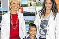 Doppelsieg: Nadine Wagner aus Gnodstadt gewann beim Fotowettbewerb &bdquo;Mit neuer Energie in die Zukunft' Platz eins und Platz zwei. Hier gratulierte Landrätin Tamara Bischof (links) der glücklichen Gewinnerin, die mit Tochter Emma (7) vor den prämierten Fotos steht.