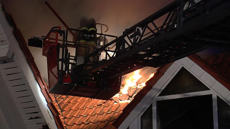 Von außen wurde an dem Wohnhaus in Oberhohenried am Mittwochmorgen das Feuer mit der Drehleiter bekämpft. Dazu mussten auch Ziegel abgetragen werden. Von außen wurde an dem Wohnhaus in Oberhohenried am Mittwochmorgen das Feuer mit der Drehleiter bekämpft. Dazu mussten auch Ziegel abgetragen werden.
