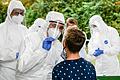 Reiserückkehrer aus Risikogebieten müssen einen Corona-Test machen oder sich in Quarantäne begeben. Ob sich Betroffene daran halten, ist für Kitas und Schulen aber schwer nachzuvollziehen.