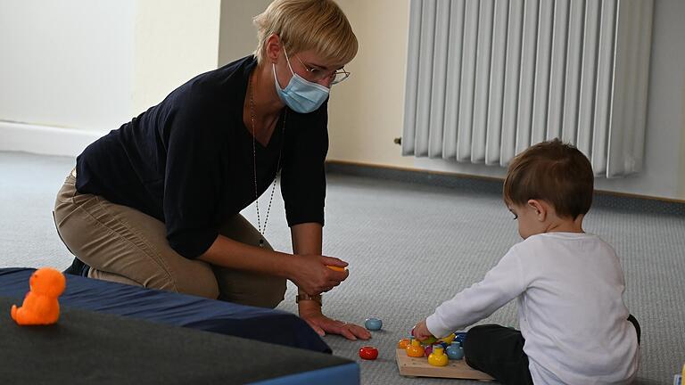 Tobias hat viel gelernt im letzten halben Jahr: Mit zwölf Monaten konnte er noch nicht sitzen, jetzt kann er gehen. Tobias hat viel gelernt im letzten halben Jahr: Mit zwölf Monaten konnte er noch nicht sitzen, jetzt kann er gehen. 